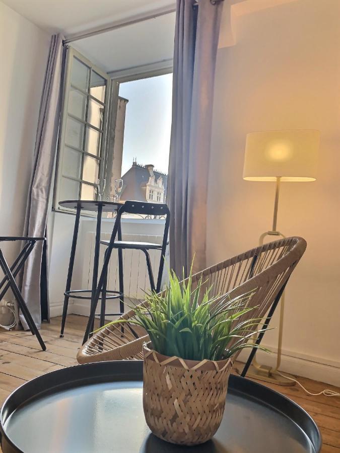 Vue Magique Sur Le Chateau Dans Un Quartier Populaire Pau Exterior foto