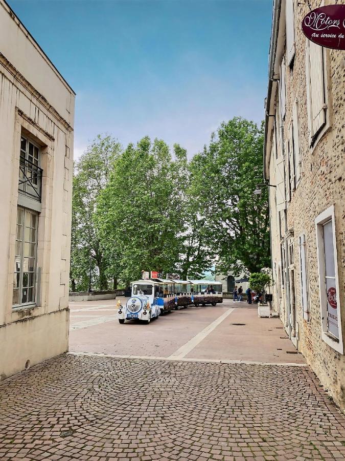 Vue Magique Sur Le Chateau Dans Un Quartier Populaire Pau Exterior foto